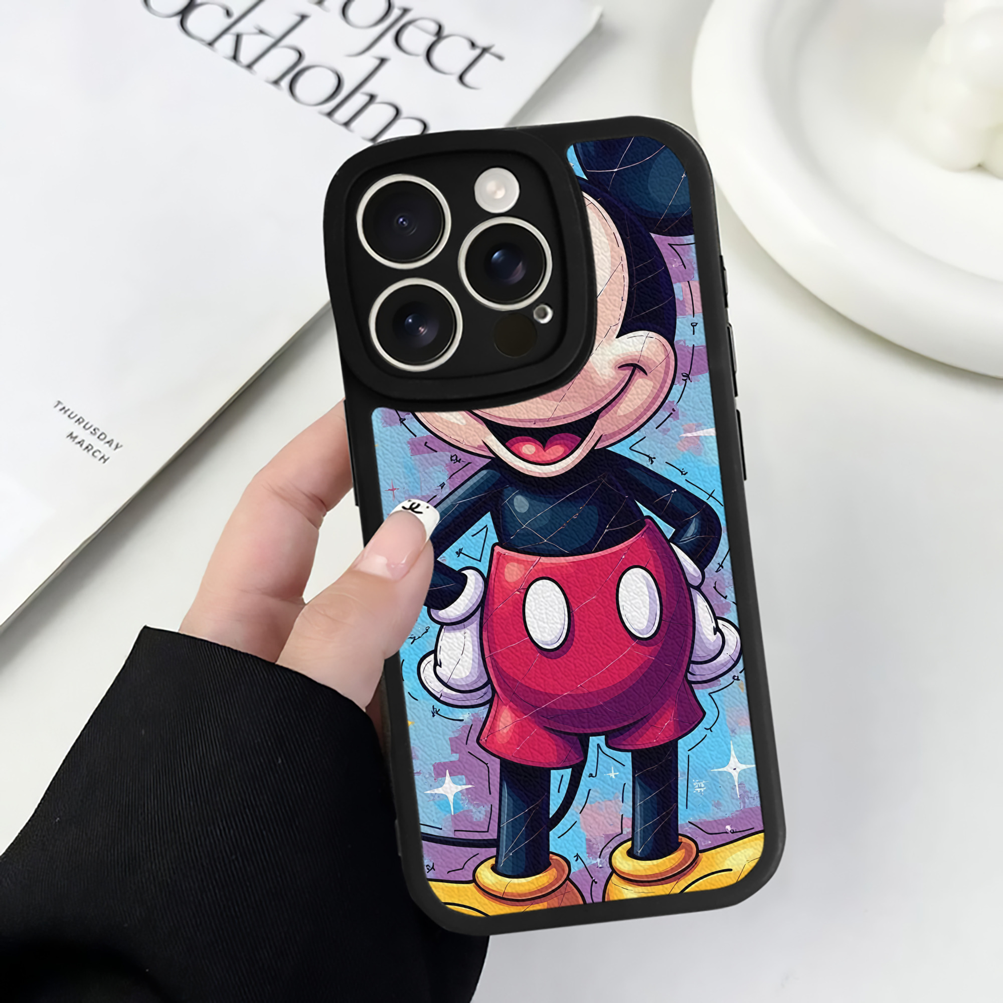 （画像用） ミッキーマウス Mickey Mouse 【iPhone 16シリーズ対応】シリコンスマホケース（レザー調） 材質：シリコン